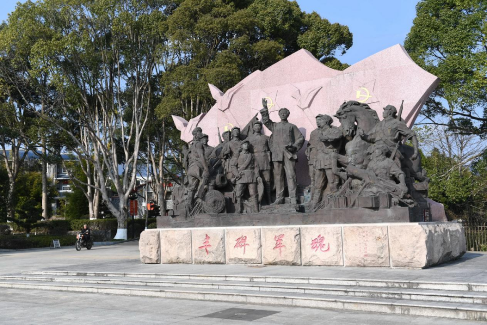 古田會(huì)議紀(jì)念館前的“豐碑軍魂”雕塑群（ 2021年1月25日攝）。新華社記者林善傳攝